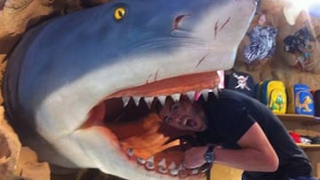 Víctor Valdés tras la inocentada que gastó con uun tiburón