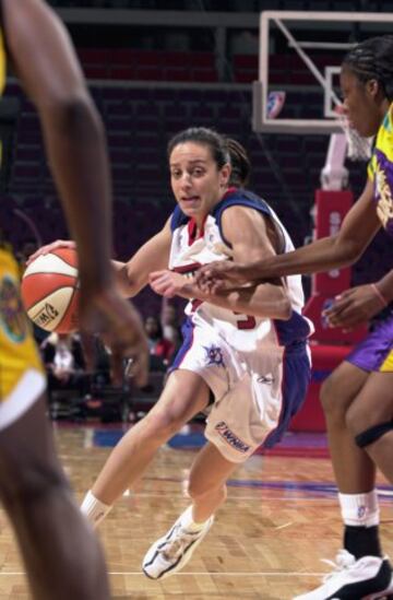 BEGO?A GARC?A. En el verano de 2002, jug¨® ocho partidos con las Detroit Shock tras haber brillado en Espa?a con el Yaya Mar¨ªa. La base promedi¨® 1 punto y 1,1 asistencias en 8 minutos de juego.