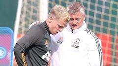 Donny van de Beek y Ole Gunnar Solskjaer durante un entrenamiento con el Manchester United.