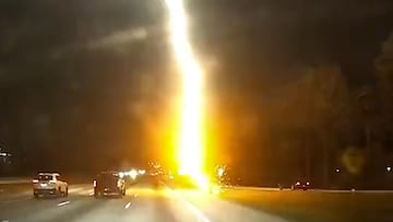 Conductor de autopista evita que un rayo impacte en su auto