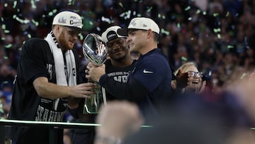 SANTA CLARA (United States), 09/02/2026.- Seattle Seahawks head coach Mike Macdonald (R) hands the Lombardi Trophy to Seattle Seahawks quarterback Sam Darnold (C) as Seattle Seahawks running back and MVP Kenneth Walker III (C) looks on following the NFL Super Bowl LX game between the New England Patriots and the Seattle Seahawks at Levis Stadium in Santa Clara, California, USA, 08 February 2026. EFE/EPA/JOHN G. MABANGLO