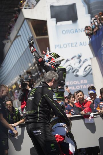 Johann Zarco celebrando junto a su equipo la pole del Gran Premio de Francia.