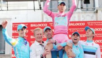 Nibali, arropado por el Astaná.