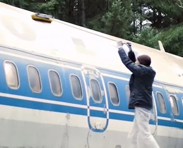 A man has been living in an airplane for $350 a month for more than 20 years: “I don’t regret having pursued this vision”