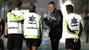 Alcaraz dirige un entrenamiento.