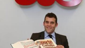 <b>CAMPEÓN. </b>Jesús Carballo muestra la página de AS publicada en octubre de 1999 cuando ganó su segundo oro mundial, en Tianjin (China). Al lado, Ana Baranova e Ignacio Díez.