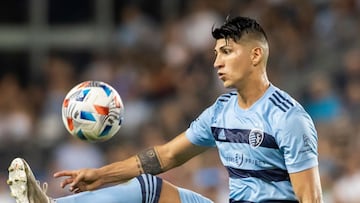 El mexicano cay&oacute; al c&eacute;sped al final del encuentro de Sporting Kansas City y sali&oacute; lesionado, pero Peter Vermes descart&oacute; algo de gravedad.