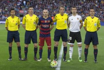 El árbitro Fernández Borbalán acompañado por sus asistentes Nevado Rodríguez y Canelo Prieto, el cuarto árbitro Soto Grado y los capitanes Iniesta y Javi Fuego. 
