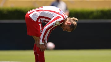 Soccer Football - FIFA Club World Cup - Group B - Paris St Germain v Atletico Madrid - Rose Bowl Stadium, Pasadena, California, U.S. - June 15, 2025 Atletico Madrid's Antoine Griezmann adjusts his socks REUTERS/Daniel Cole