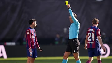 José Luis Munuera Montero enseñó una tarjea amarilla a Pedri por una falta sobre Unai López. Fue la primera del partido.