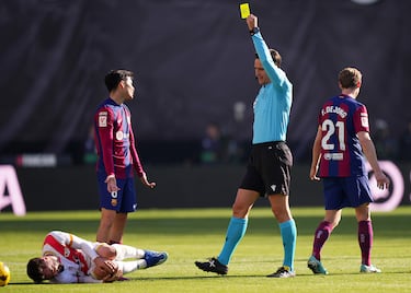 José Luis Munuera Montero enseñó una tarjea amarilla a Pedri por una falta sobre Unai López. Fue la primera del partido.