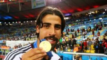 Khedira, con su medalla de campe&oacute;n del Mundial.