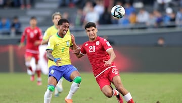 AMDEP2738. LA PLATA (ARGENTINA), 31/05/2023.- Arthur (i) de Brasil disputa el balón con Béchir Rayane Yacoub de Túnez hoy, en un partido de los octavos de final de la Copa Mundial de Fútbol sub-20 entre Brasil y Túnez en el estadio Diego Armando Maradona en La Plata (Argentina). EFE/ Demian Alday Estevez
