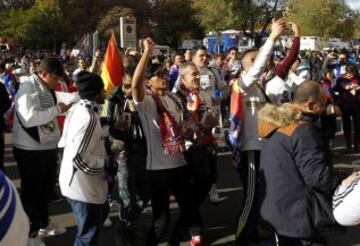 Seguidores del Real Madrid y Barcelona.