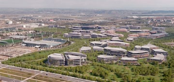 El Real Madrid aportar¨¢ un espacio ¨²nico y de alto potencial para llevar a cabo el proyecto: los 850.000 m2 de terrenos que tiene disponibles en Valdebebas. Se trata de un enclave privilegiado con una ubicaci¨®n estrat¨¦gica junto al aeropuerto Adolfo Su¨¢rez e IFEMA, y una excelente conectividad con uno de los centros neur¨¢lgicos de Madrid, como es el Santiago Bernab¨¦u en el paseo de la Castellana.