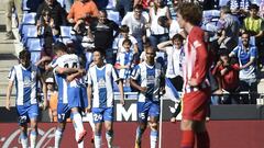 Borja Iglesias celebra con Melendo su pase para el 2-0 del Espanyol al Atl&eacute;tico mientras Griezmann mira desde la distancia. 
