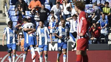 Borja Iglesias celebra con Melendo su pase para el 2-0 del Espanyol al Atl&eacute;tico mientras Griezmann mira desde la distancia. 