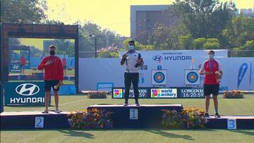 Daniel Castro posa en el podio tras ganar la medalla de plata en la prueba de arco recurvo en la Copa del Mundo de Tiro con Arco de Guatemala.