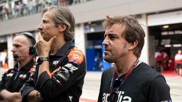 Alonso, junto a Rivola (CEO de Aprilia competición, y Franco (mecánico de Aleix) en el muro del Red Bull Ring.