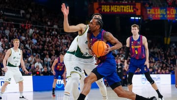 BARCELONA, 29/03/2026.- El base del Barça Kevin Punter (d) avanza con el balón defendido por Chris Duarte, de Unicaja, durante el partido de Liga Endesa que Barça y Unicaja Málaga disputan este domingo en el Palau Blaugrana. EFE/Alejandro García