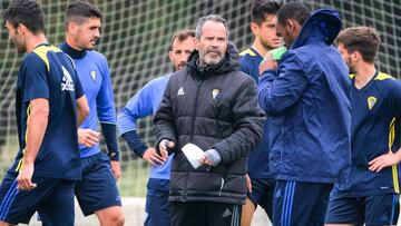 Cervera y jugadores del Cádiz.