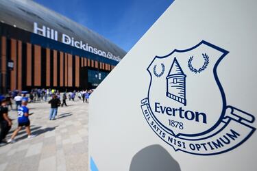 Aficionados del Everton llegan al nuevo estadio, Hill Dickinson Stadium, antes del encuentro frente al Brighton & Hove Albion.