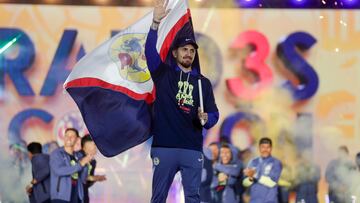 MEX206. CIUDAD DE MÉXICO (MÉXICO), 19/01/2025.- El jugador Diego Valdés del América celebra con su afición la obtención del tricampeonato este domingo, en la explanada del estadio Azteca de Ciudad de México (México). El chileno Diego Valdés y el paraguayo Richard Sánchez, fueron dos de los jugadores más aclamados en los festejos por el tricampeonato del América del fútbol mexicano. EFE/ Isaac Esquivel