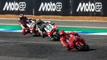 Johann Zarco y Somkiat Chatra con la Honda, a rueda de la ducati de Marc Márquez durante los libres de MotoGP en Tailandia.