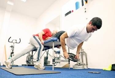 Carlos Alcaraz en el gimnasio realizando ejercicios de core durante su preparación para el Abierto de Australia 2026.