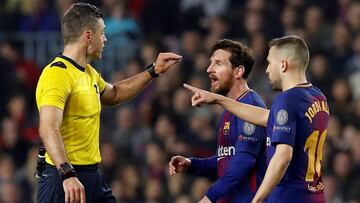 GRAF2359. BARCELONA, 14/03/2018.- Los jugadores del Barcelona Andrés Iniesta y Lionel Messi junto al árbitro Damir Skomina durante el partido de vuelta de los octavos de final de Liga de Campeones que se disputa esta noche en el Camp Nou.EFE
