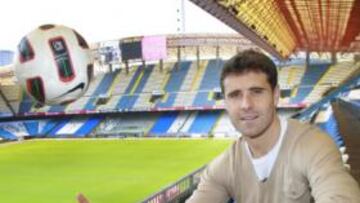 <b>BOLA DE PARTIDO. </b>Aranzubía, que ha realizado una temporada enorme, posa en un Riazor que hoy estará lleno hasta la bandera.