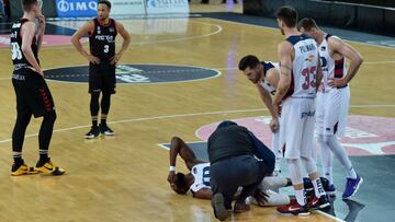 Tonye Jekiri, p&iacute;vot del TD Systems Baskonia, tras su lesi&oacute;n.