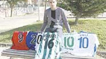 <b>ORGULLOSO</B>. Pedro Largo muestra satisfecho las camisetas de los verdugos murcianistas.