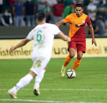 Con el cambio de la directiva del Galatasaray, el futuro de Falcao García en el equipo turco se empezó a complicar. El delantero siempre destacó su deseo de cumplir el contrato. Sin embargo, Burak Elmas, presidente del club le habría dicho al Tigre que debía buscar un nuevo equipo por su alto salario.  El atacante de 35 años ha sonado para la MLS, Sao Paulo de Brasil y un equipo de Malasia, los dos últimos negaron cualquier negociación. En los últimos encuentros del Galatasaray ha sumado varios minutos.