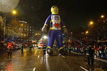 Miles de niños participan en la cabalgata de los Reyes Magos de Madrid, que este año ofrece un homenaje especial al mundo de los inventores.