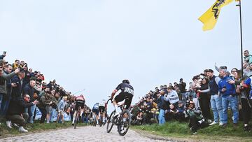 El ciclista austriaco, Marco Haller, compite en el sector adoquinado de Qui¨¦vy a Saint-Python, mientras la afici¨®n anima durante la 122.? edici¨®n de la Par¨ªs-Roubaix 2025.