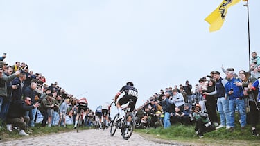 El ciclista austriaco, Marco Haller, compite en el sector adoquinado de Quiévy a Saint-Python, mientras la afición anima durante la 122.ª edición de la París-Roubaix 2025.