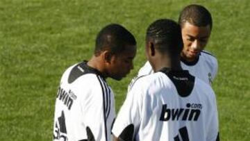 <b>CÓNCLAVE DE AMIGOS. </b>Robinho, ayer conversando de su situación con Diarra y Marcelo.