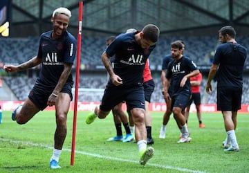 Neymar back in training with PSG.