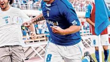 <b>FELICIDAD. </b>Antoñito corre a celebrar el gol de la victoria en medio de la euforia de la grada de Chapín.