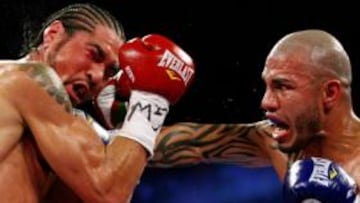 <b>PUDO SER EL ?LTIMO. </b>Margarito, con su ojo derecho cerrado y ensangrentado, mira hacia la esquina de su rival, que le someti車 a un castigo que le puede retirar del boxeo.
