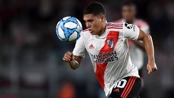 BUENOS AIRES, ARGENTINA - FEBRUARY 29: Juan Fernando Quintero of River Plate drives the ball during a match between River Plate and Defensa y Justicia as part of Superliga 2019/20 at Antonio Vespucio Liberti Stadium on February 29, 2020 in Buenos Aires, Argentina. (Photo by Marcelo Endelli/Getty Images)
