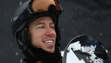 Shaun White luciendo una de las gafas Oakley, su exsponsor. 