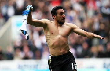 Jonás Gutiérrez celebrando el gol que mantuvo al Newcastle en la Premier.