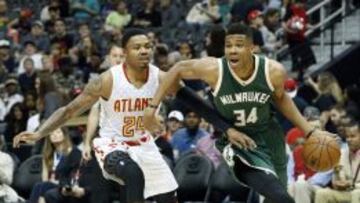 Giannis Antetokounmpo con Kent Bazemore.