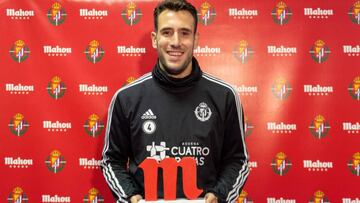 Olivas, con el trofeo que le reconoce como el mejor jugador del mes de noviembre para la afición pucelana.