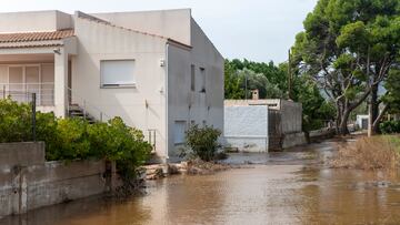 La calle inundada por las lluvias en Les Cases d'Alcanar, Tarragona, Catalunya (España). 