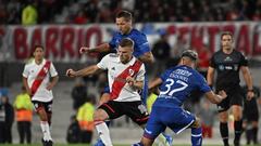 River Plate's forward Lucas Beltran (C) controls the ball between Union's midfielder Luciano Aued (L) and defender Lucas Esquivel (R) during their Argentine Professional Football League Tournament 2023 match at El Monumental stadium, in Buenos Aires, on March 31, 2023. (Photo by LUIS ROBAYO / AFP) (Photo by LUIS ROBAYO/AFP via Getty Images)