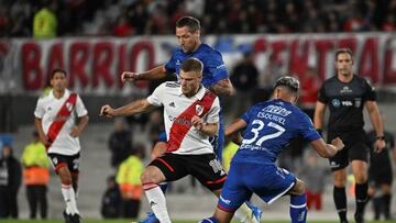 River Plate's forward Lucas Beltran (C) controls the ball between Union's midfielder Luciano Aued (L) and defender Lucas Esquivel (R) during their Argentine Professional Football League Tournament 2023 match at El Monumental stadium, in Buenos Aires, on March 31, 2023. (Photo by LUIS ROBAYO / AFP) (Photo by LUIS ROBAYO/AFP via Getty Images)