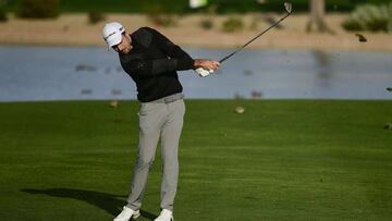 Nick Taylor golpea la bola durante la disputa del Waste Management Phoenix Open en el TPC Scottsdale de Scottsdale, Arizona.